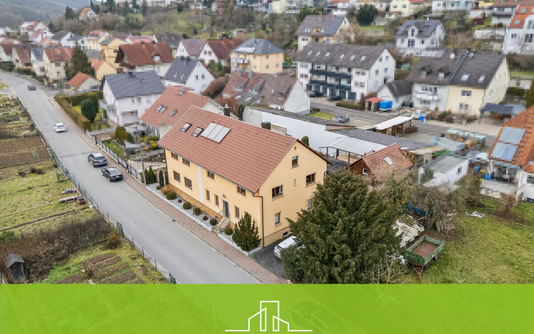 Solides Zweifamilienhaus im Würzburger Einzugsgebiet – viel Wohnraum, flexible Nutzung, Doppelgarage