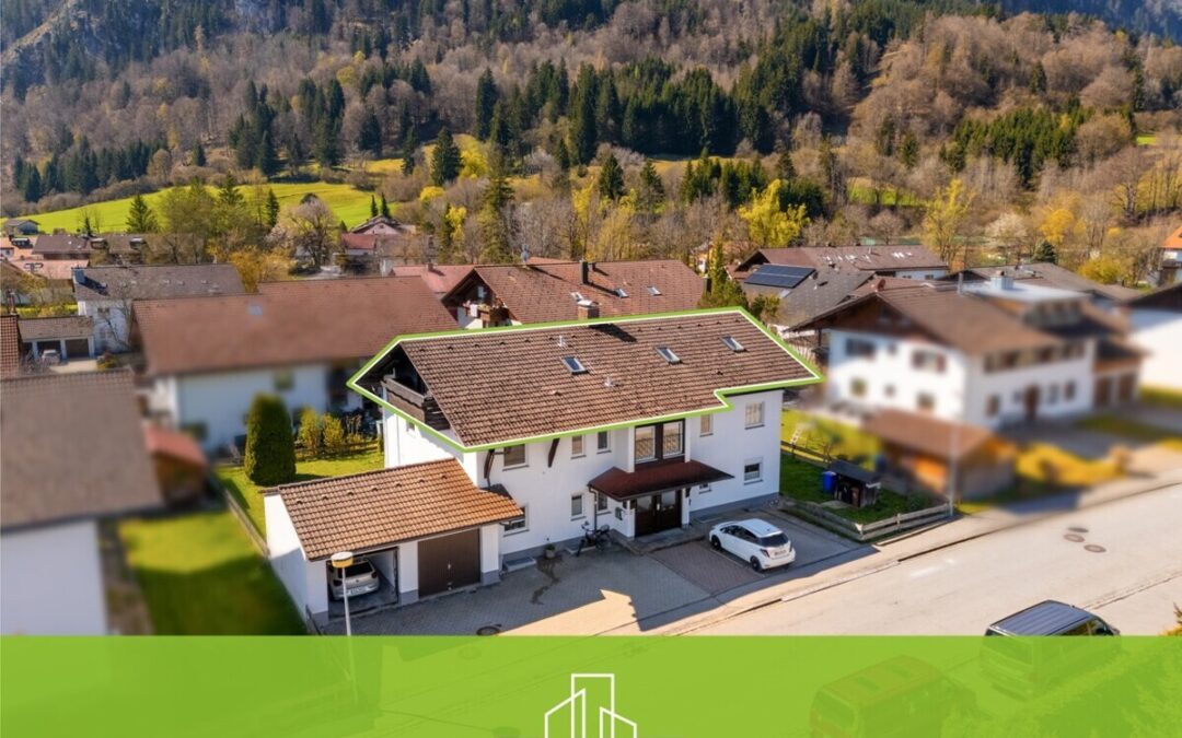 Dachgeschoss mit Weitblick: 3 Zimmer, zwei Balkone und Garage in Pfronten-Ried – bezugsfrei